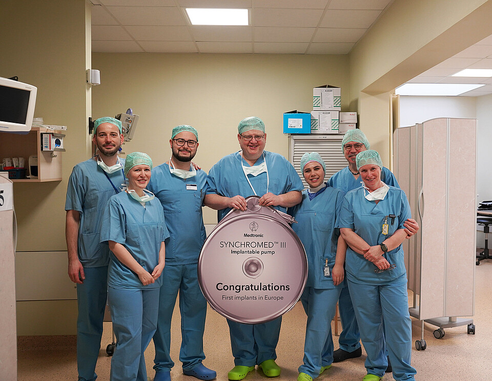 Gruppenbild: Team der Schmerzmedizin Hellersen feiert als erste Klinik 2024 die erfolgreiche Implantation des Schmerzstimulators SynchroMed.