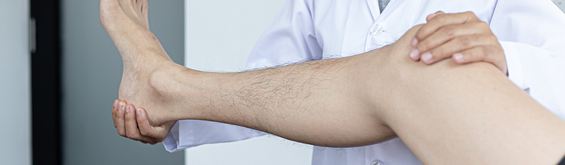 Detailaufnahme einer Kniebehandlung