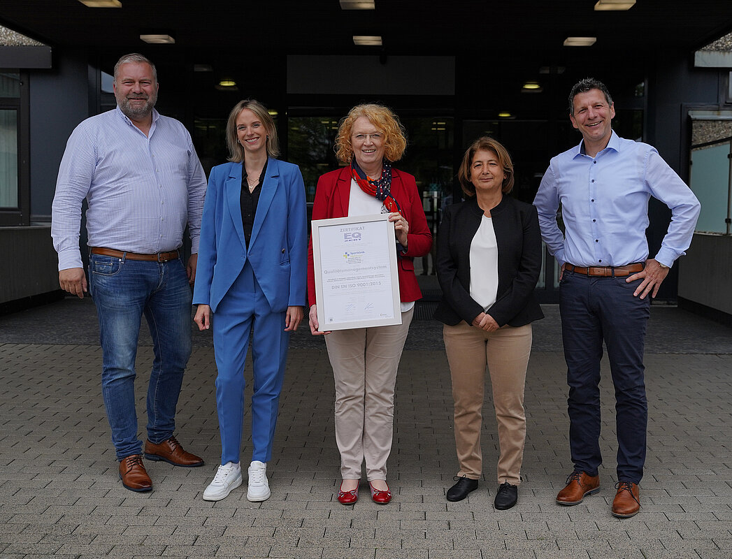 Dirk Burghaus, Vorstandsvorsitzender, (links im Bild) und Stephan Franz, Vorstand der Sportklinik Hellersen, (rechts im Bild) freuen sich zusammen mit dem QM-Team über die Re-Zertifizierung.