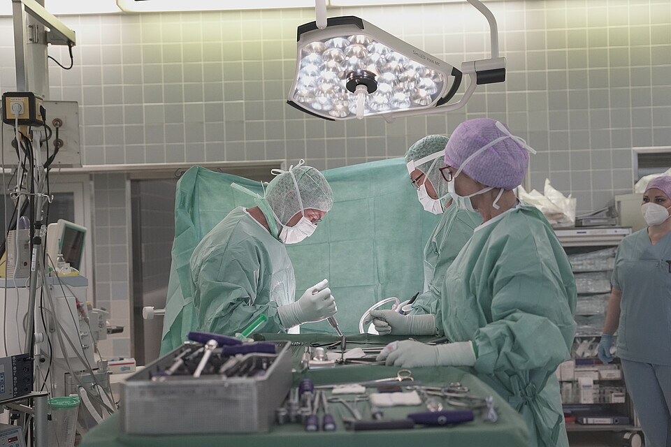 Das Team rund um Chefarzt Dr. Oliver Meier operiert eine Spinalkanalstenose